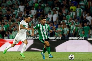 Betis debuta con todo en LaLiga: golea al Elche gracias a una jornada negra de Enzo Roco