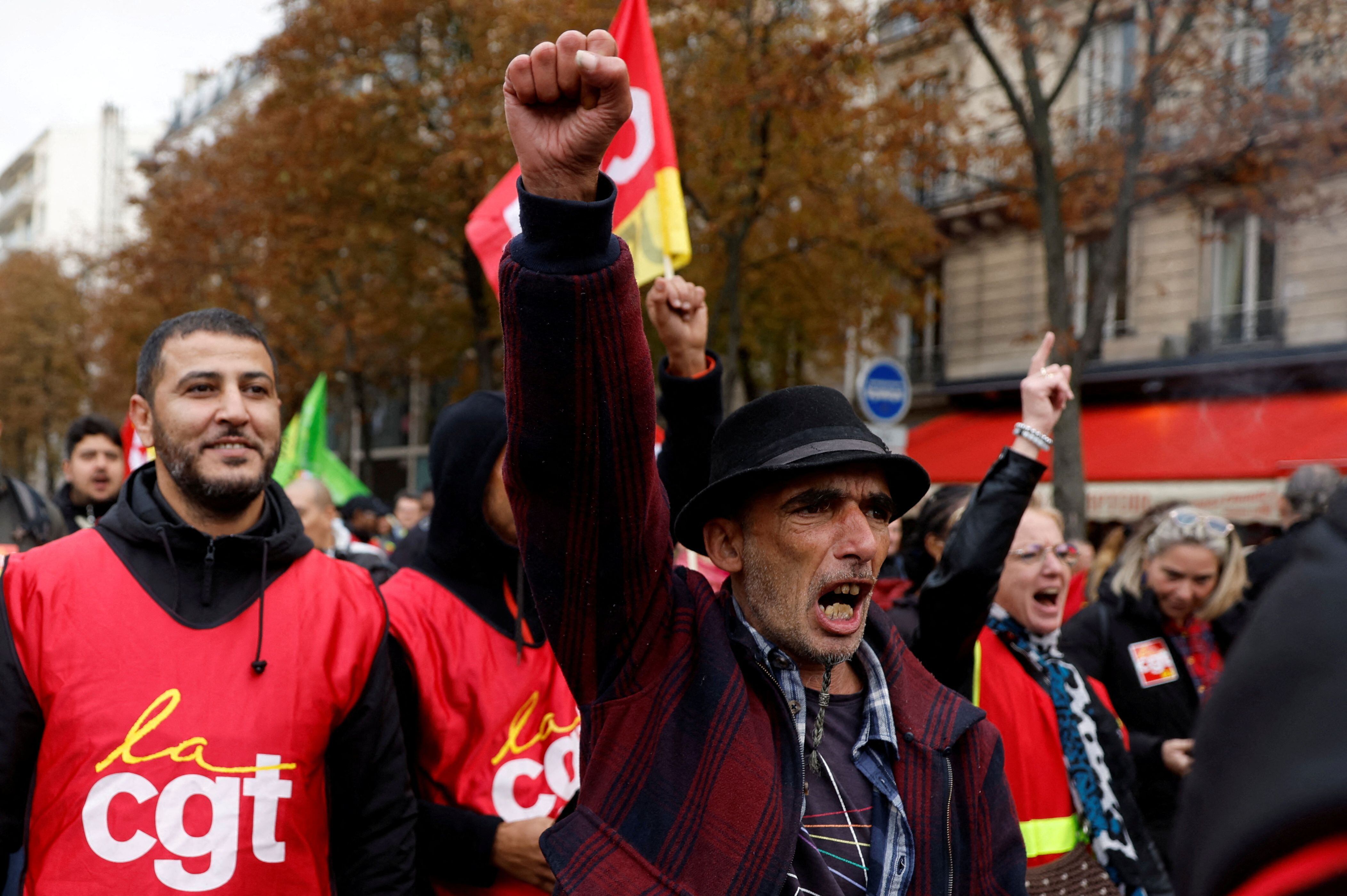 Manifestantes y trabajadores del sindicato francés CGT asisten a una protesta para presionar por medidas gubernamentales para abordar el alto costo de la vida, en París, el 29 de septiembre de 2022. Foto: Reuters