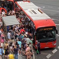 Decenas de personas logran levantar un bus en España y rescatar a un hombre atrapado