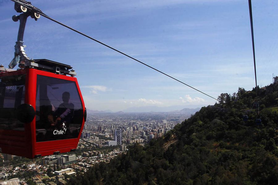 Capitalinos y turistas ya disfrutan del Teleferico del cerro San Cristobal