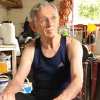 Los 4 trucos para la longevidad del hombre de 93 años que tiene las capacidades de una persona de 40