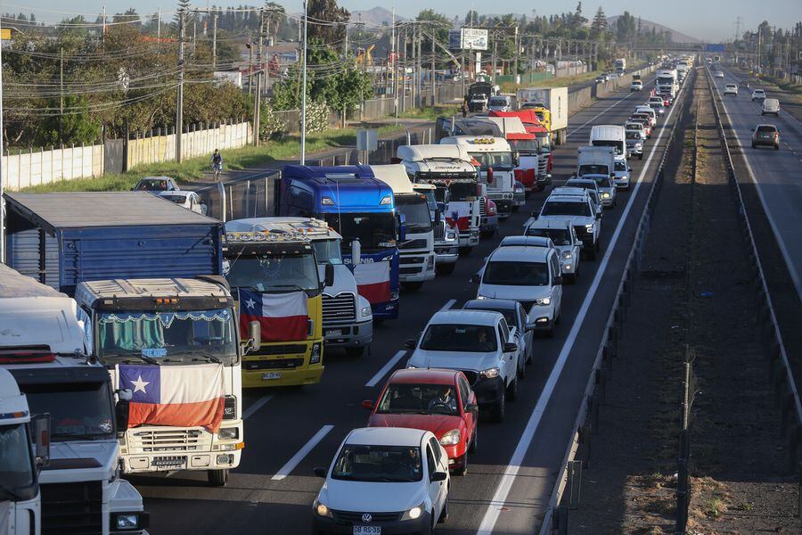 Camioneros realizan paro exigiendo seguridad en carreteras y rebajas en el precio de los combustibles.