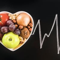 Estudio dice los horarios exactos en que debes comer para evitar ataques cardíacos y accidentes cerebrovasculares 