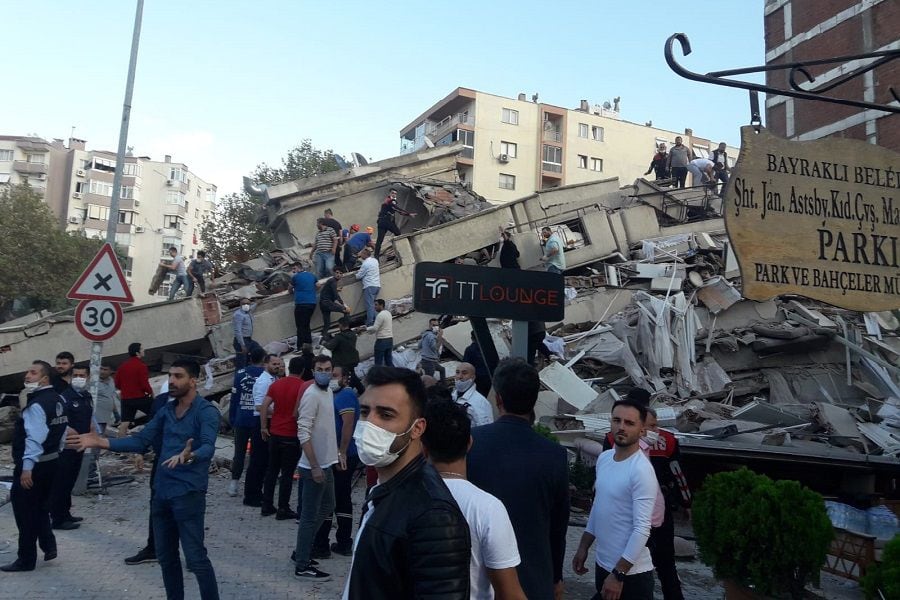 Edificio destruido por un terremoto en Esmirna, Turquía