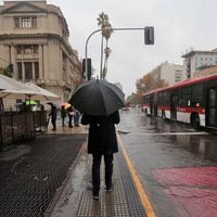 Balance por lluvias: 24 viviendas con daño menor, hasta 30 mm de agua caída en Santiago y suspensión de clases para este jueves