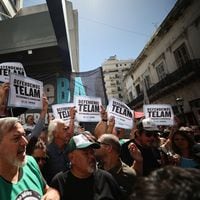 Télam: Trabajadores defienden agencia de noticias estatal argentina tras su cierre por gobierno de Milei