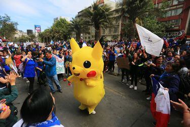 Baila Pikachu tuvo que arrancar del carro lanza-agua de Carabineros
