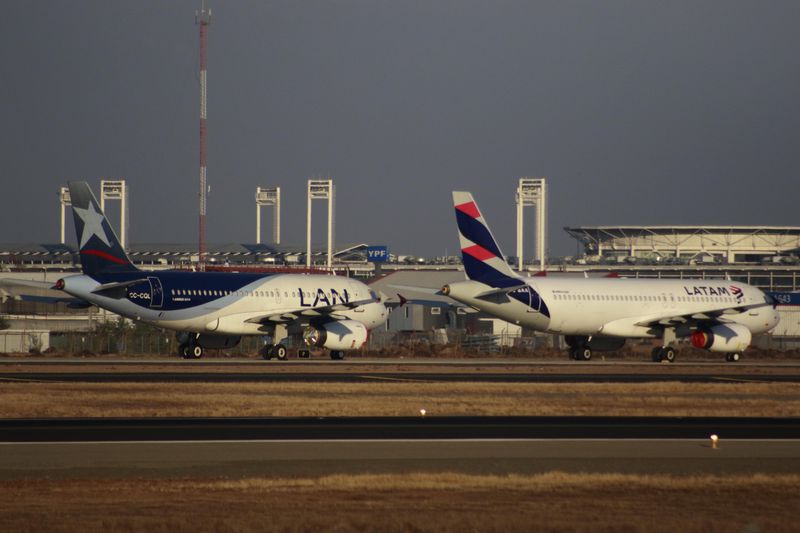 Latam Airlines reporta fuerte reducción en sus pérdidas, pero advierte por incertidumbre económica global