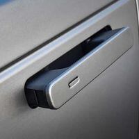 ¿Por qué las manillas de las puertas de un auto podrían ser un peligro en caso de accidente?