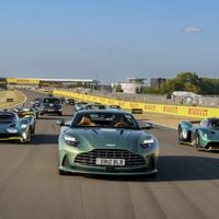 Aston Martin celebra sus 110 años en Silverstone con un particular registro