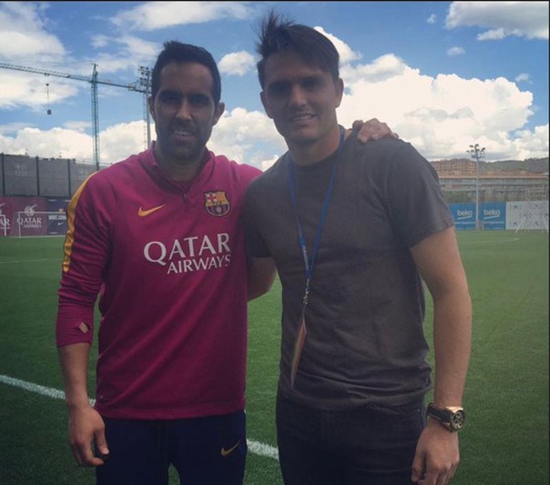 Claudio Bravo y Rafael Olarra posan juntos en la Ciudad Deportiva del Barcelona.