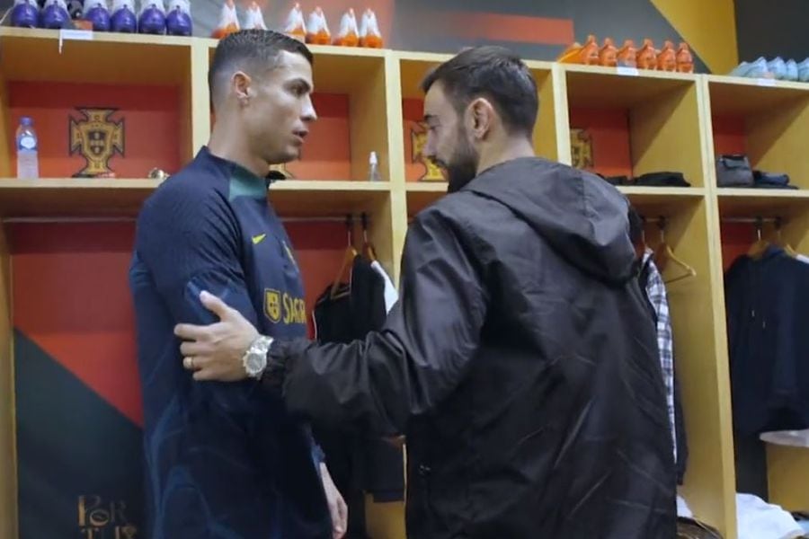 El encuentro entre Cristiano Ronaldo y Bruno Fernandes en el camarín de Portugal.