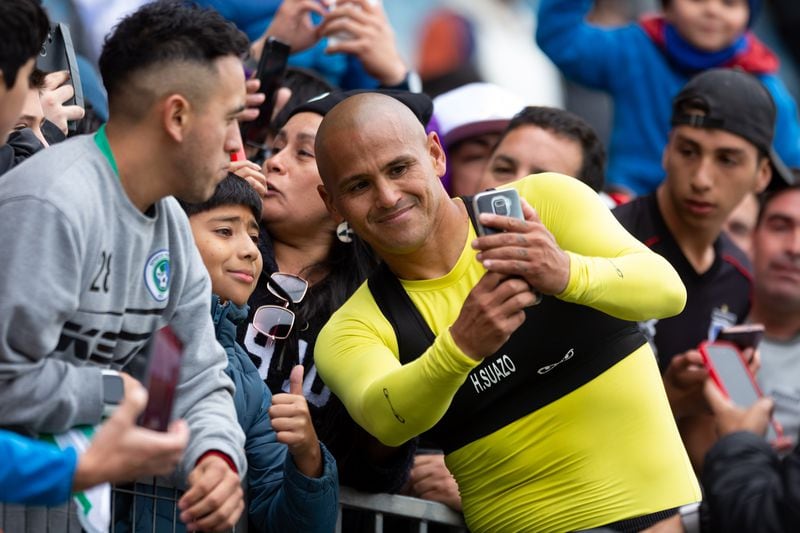 Humberto Suazo se toma fotografías con hinchas de Deportes Puerto Montt.