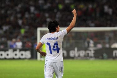 Matías Fernández celebra un gol que le marca a Venezuela en las Eliminatorias rumbo a Brasil 2014.