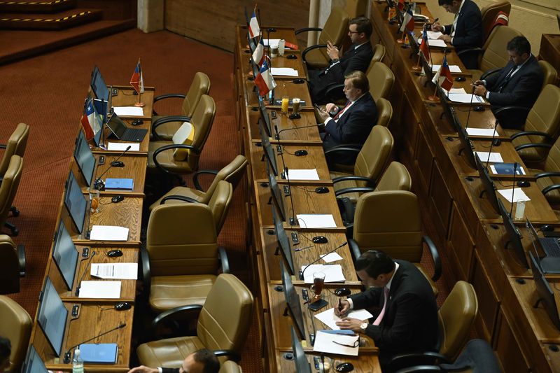 Con poca presencia de diputados y otros en sus celulares se desarrolló la sesión en que se votó sobre la acusación constitucional contra el ministro de Vivienda, Carlos Montes.
