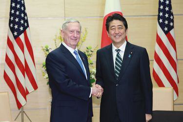 US Defense Secretary James Mattis (L) and Japanese Prime Minister Shi