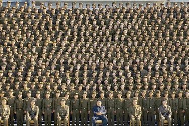 El líder norcoreano Kim Jong Un, al centro junto a decenas de militares, en una imagen difundida por Pyongyang el viernes pasado.