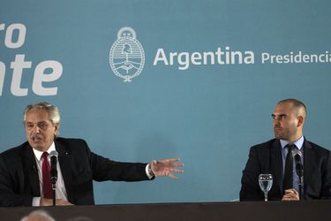 Crisis en gobierno argentino amenaza con “aislar” a Alberto Fernández