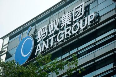 Peligra la mayor apertura bursátil de la historia: China suspende oferta en Shanghai de acciones de Ant Group
