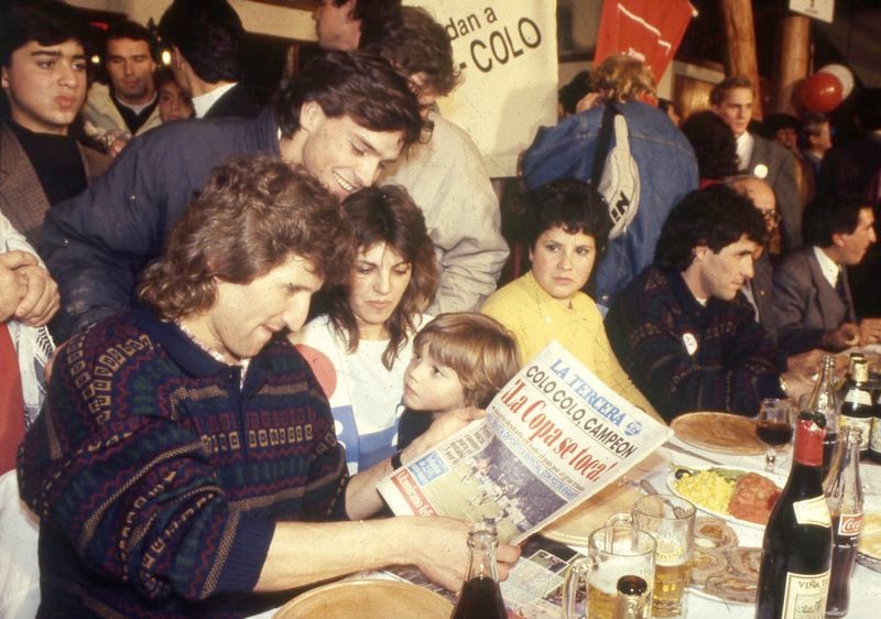 Daniel Morón lee un ejemplar de La Tercera en los festejos oficiales en 1991 tras la victoria sobre Olimpia. El matutino fue uno de los organizadores de la actividad. Foto: Archivo Copesa.