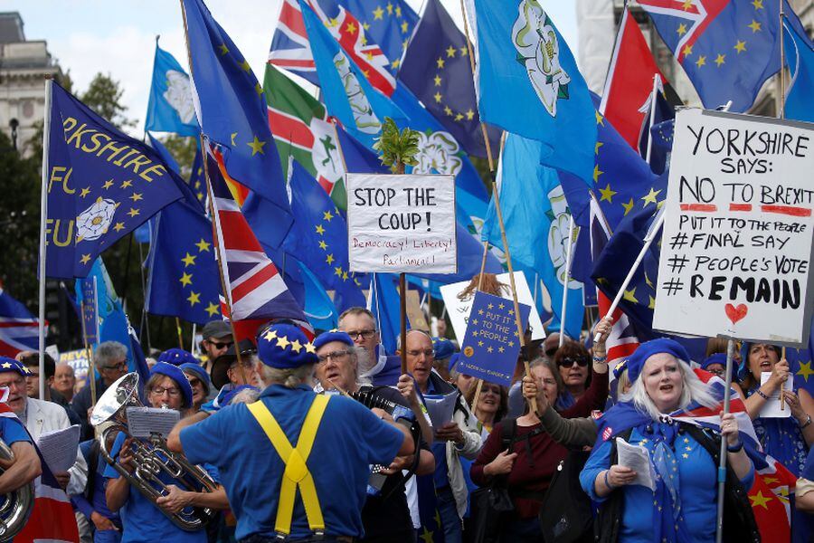 Protestas afuera del Parlamento británico. Foto: Reuters