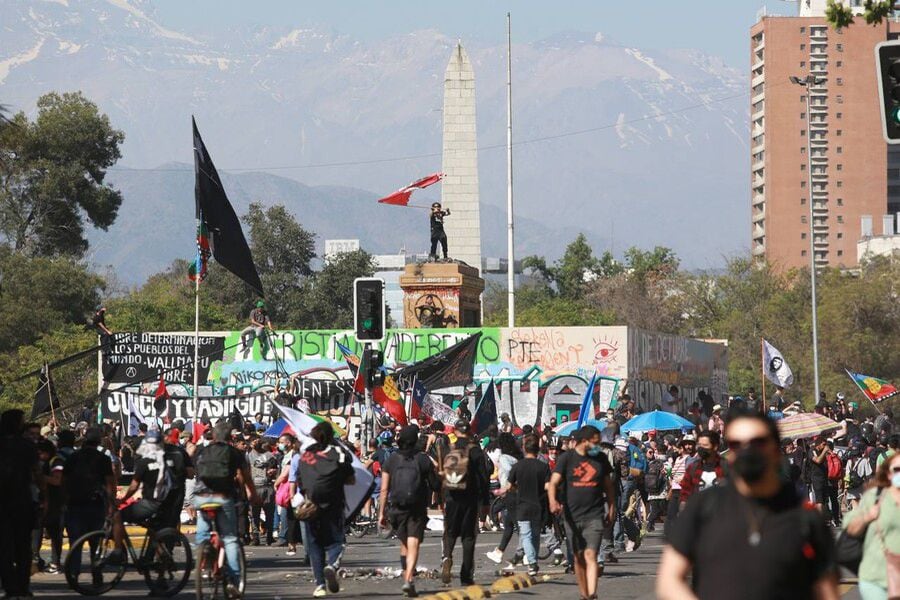 Manifestación en Plaza Baquedano en segundo aniversario del estallido social del 18 de octubre de 2019. Foto: Agencia Uno.