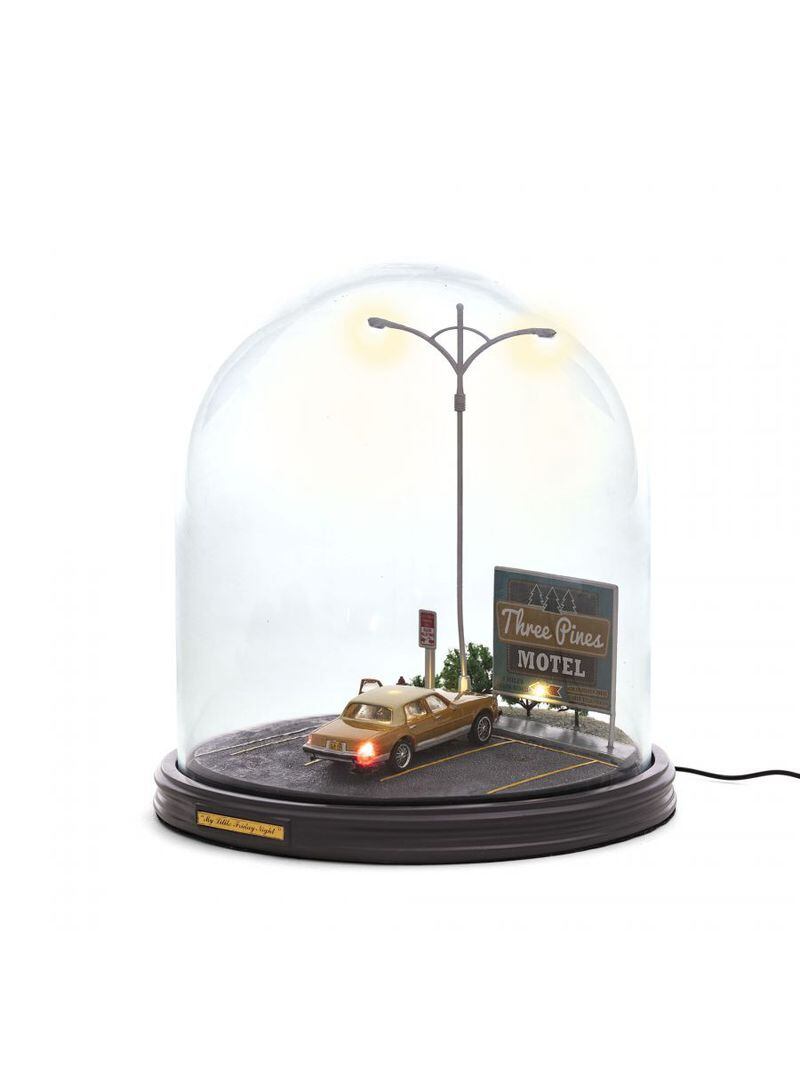 Esta colección de lámparas de mesa “My little” fue diseñada por Marcantonio Raimondi Malerba para Seletti. Son pequeñas escenas dentro de una cúpula de vidrio, listas para ser descubiertas y contempladas. @stgomilan