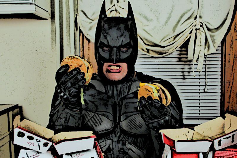 Fino y elegante: El cómic que muestra cómo Batman se come una hamburguesa -  La Tercera