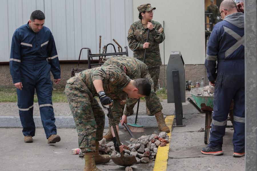 Militares limpian piedras en las instalaciones del Ejército junto al INBA.