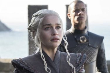 Game-of-Thrones-Season-7-Premiere-Emilia-Clarke-920x584