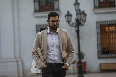 El jefe de los asesores de Presidencia, Miguel Crispi, llegando al Palacio de La Moneda el día después de los dichos del contralor sobre su negativa a presentarse en comisión investigadora del Congreso.