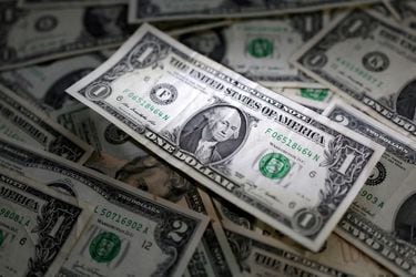 El dólar revierte alza inicial y se aleja de los $890 tras señales desde la Fed