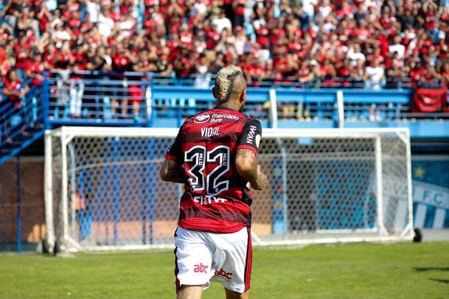 Arturo Vidal lleva la casaca 32 en la camiseta de Flamengo.