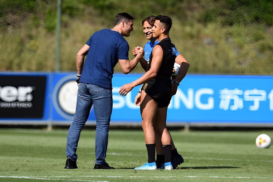 Zanetti y Sánchez durante un entrenamiento del Inter de Milán. (Claudio Villa - Inter)