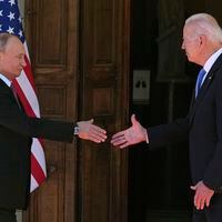 Con apretón de manos, Biden y Putin se encuentran cara a cara en una tensa e histórica cumbre en Ginebra
