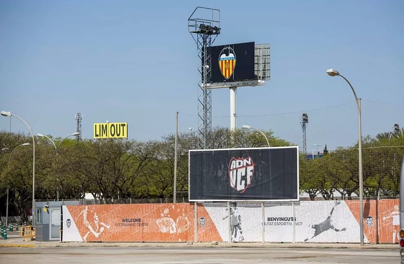 Un letrero publicitario con el mensaje "Lim Out", en referencia al dueño del Valencia, se ubicó cerca del centro de entrenamiento del club.
