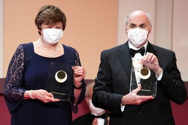 Katalin Kariko y Drew Weissman ganan Premio Nobel de Medicina 2023 por el desarrollo de vacunas Covid