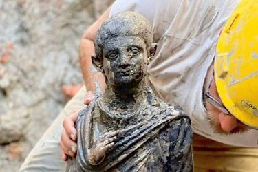 Extraen desde el barro 24 estatuas de bronce de la época romana