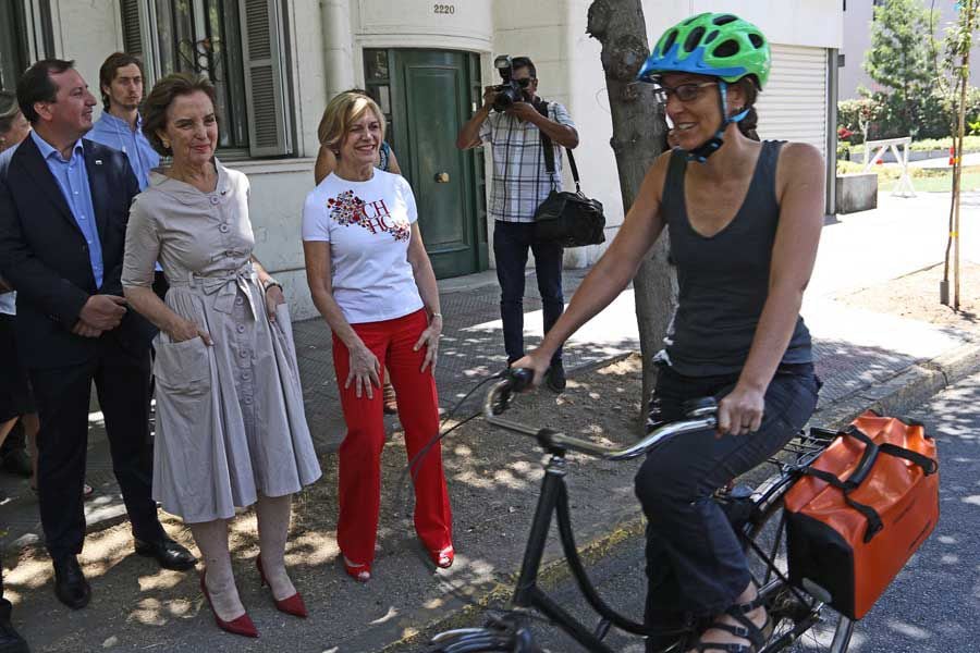 "Todo sobre ruedas" para la ministra Gloria Hutt y la alcaldesa Evelyn Matthei. Foto: AgenciaUno
