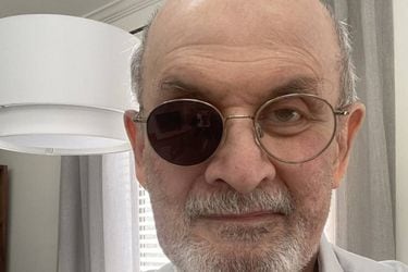 “Estoy con pesadillas y tengo muchas dificultades para escribir”: Salman Rushdie reaparece tras atentado