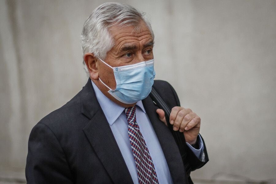 El ministro de Salud, Enrique Paris, en el Palacio de La Moneda tras uno de los habituales balances de la situación de pandemia de coronavirus.