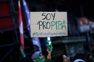 Diputados argentinos aprueban ley para despenalizar el aborto y pasa a Senado