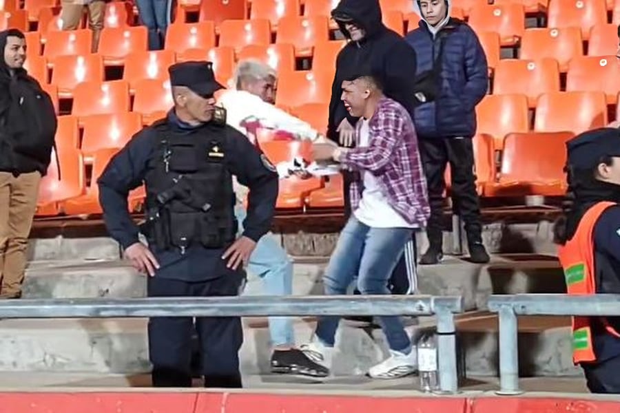 Hinchas de Talleres luchan por quedarse con la camiseta de Matías Catalán.
