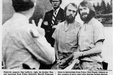 Recorte de periódico que muestra a Ron Lafferty  y Dan Lafferty en su primera audiencia en la corte en 1984.