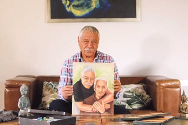 Carlos Caszely exhibe un retrato que lo muestra junto a Leonel Sánchez.