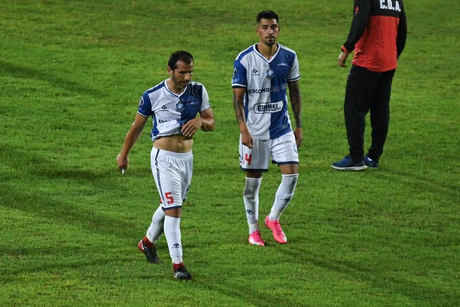Jugadores de Antofagasta abandonan el campo de juego en el partido ante Huachipato, por la Copa Sudamericana