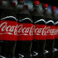 Ganancias de Coca-Cola Embonor retroceden en 2023, pese a alza de ingresos