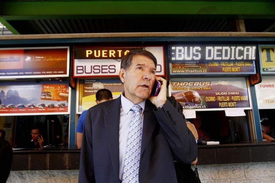 30 Diciembre de 2013/SANTIAGO Marcos Carter B., presidente de Fenabus, da a conocer la incorporación de nuevas tecnologías a bordo de los buses interurbanos para el verano de 2014. Se demuestra a los medios cómo es el funcionamiento de las nuevas cámaras preventivas y de seguridad a bordo, visión nocturna, sensores anti-incendio, cinturones 3 puntas, paneles de velocidad externa, etc. FOTO:DAVID CORTES SEREY/ AGENCIAUNO