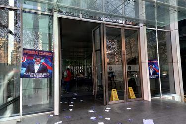 Nuevas protestas en la U: barristas acuden a la oficina de Sartor para pedir la renuncia de Michael Clark