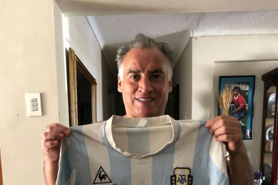 Fabián Estay posa con la camiseta de Diego Maradona que subastará.